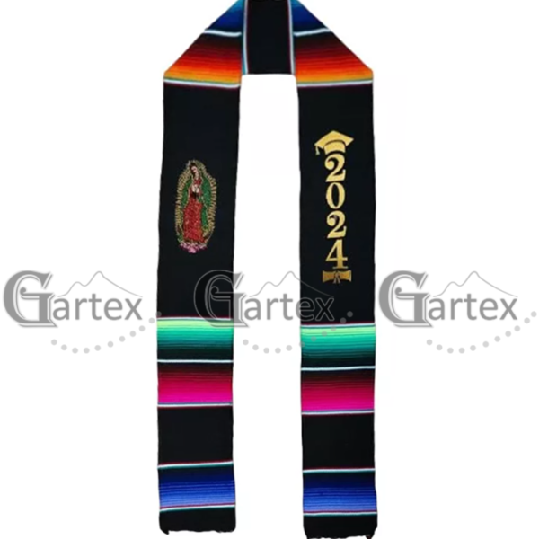 Estola de graduación artesanal mexicana, elaborada con acrilán, colores variados y personalizable para eventos especiales como graduaciones.