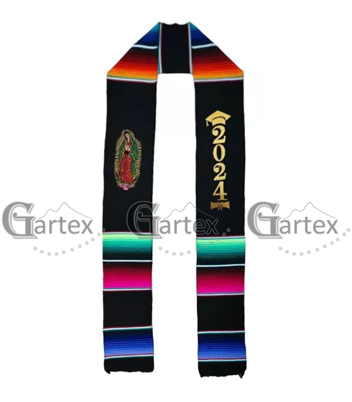 Estola de graduación artesanal mexicana, elaborada con acrilán, colores variados y personalizable para eventos especiales como graduaciones.